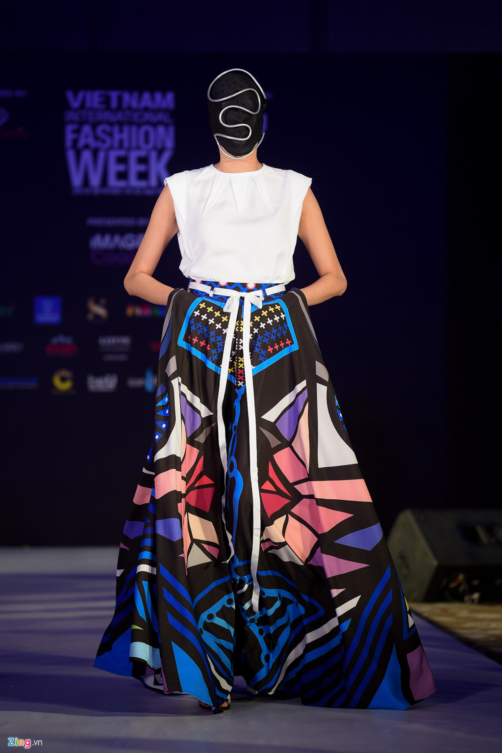 Hoa hậu Đại dương xuất hiện với biểu cảm bất biến